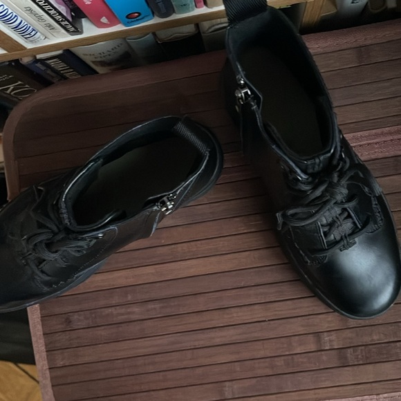 Ugg Sidnee Black Platform Boots - Picture 5 of 8